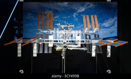 Bremen, Deutschland. Oktober 2025. Ein Modell der ISS-Raumstation ist in der Ausstellung „Space Hub“ zu sehen. Die Ausstellung ist bis Ende November im ehemaligen Kaufhof zu sehen. Im November finden in Bremen zwei Veranstaltungen statt: Die Space Tech Expo, Europas größte Fachmesse für Raumfahrttechnik und -Technik, und die Ministertagung der Europäischen Weltraumorganisation (ESA). Quelle: Sina Schuldt/dpa/Alamy Live News Stockfoto