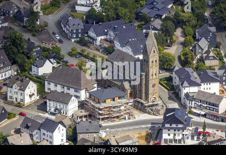 Luftaufnahme, Baustelle, neues Wohn- und Geschäftshaus Bahnhofstraße an der katholischen Pfarrkirche St. Nikolaus, Olsberg, Sauerland Stockfoto