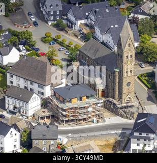 Luftaufnahme, Baustelle, neues Wohn- und Geschäftshaus Bahnhofstraße an der katholischen Pfarrkirche St. Nikolaus, Olsberg, Sauerland Stockfoto