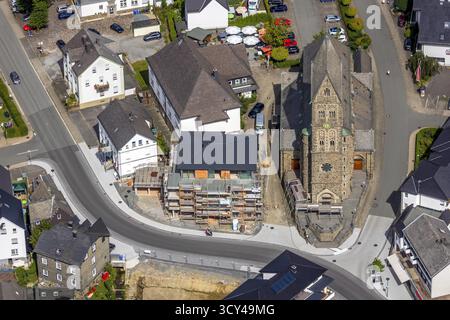 Luftaufnahme, Baustelle, neues Wohn- und Geschäftshaus Bahnhofstraße an der katholischen Pfarrkirche St. Nikolaus, Olsberg, Sauerland Stockfoto