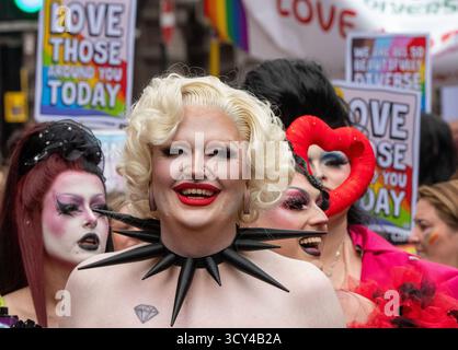 Manchester, Greater Manchester, Großbritannien. August 2025. Während der Manchester Pride Parade 2025 versammeln sich die Menschen zu einer Parade auf der Peter Street. Manchester Pride bereitet sich auf die Eingabe von Verwaltungsberichten vor. „The Mill“. Manchester Pride Ltd. Hat Berichten zufolge kein Geld mehr und kann seine Rechnungen nicht mehr bezahlen. Nach Angaben des Kuratoriums ist Manchester Pride derzeit dabei, mit unseren Rechts- und Finanzberatern den besten Weg für die Zukunft zu finden.“ Ziel ist es, bis Mittwoch, den 22. Oktober, zusätzliche Mitteilungen bereitzustellen. In diesem Jahr wurde Nelly Furtado, Olly, aufgeführt Stockfoto