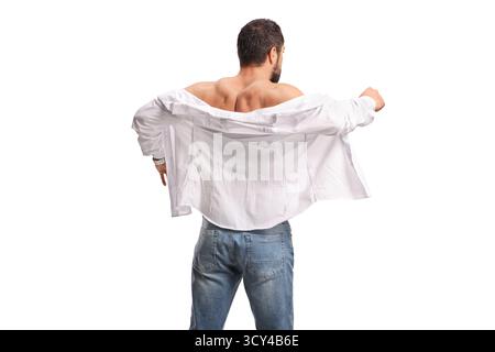 Rückansicht eines Mannes, der ein sauberes weißes Hemd auf weißem Hintergrund anzieht Stockfoto