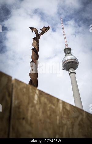 DEU Deutschland Berlin Rusty Bohrspitze der U5-Baustelle hinter Bauzaun beim Alexanderplatz Stockfoto