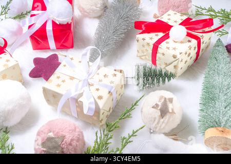 Flauschiges Weihnachtskonzept. Festliche Weihnachten Hintergrund mit Dekoration Zeug, Weihnachtskugel, Geschenk-Boxen, glänzende Sterne auf weißem flauschigen Fell Hintergrund Kopie s Stockfoto