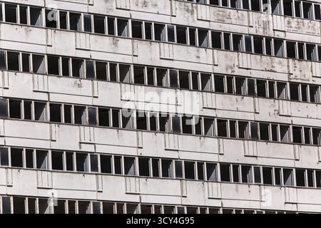 DEU Deutschland Berlin leerstehendes ehemaliges DDR-Schaufenstergebäude an der Karl-Marx-Allee unweit des Alexanderplatzes Stockfoto