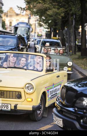 DEU Deutschland Berlin Touristen fahren mit Trabant der alten DDR-Marke durch die Stadt. Die Touren werden von der Firma „Trabi-World“ organisiert. Stockfoto