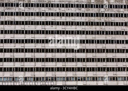 DEU Deutschland Berlin leerstehendes ehemaliges DDR-Schaufenstergebäude an der Karl-Marx-Allee unweit des Alexanderplatzes Stockfoto