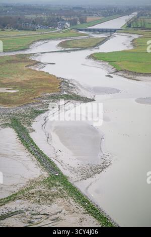 Die Mündung des Couesnon River aus der Vogelperspektive zeigt verwinkelte Kanäle, weite Wattgebiete und grüne Ufer, die zu weit entfernten Strukturen in der Nähe führen Stockfoto