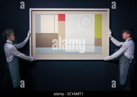 London, UK. 17th Oct, 2025. Christie's staff with BEN NICHOLSON, December 1942 - April 1944 (Abstract Painting), 1942-44. Estimate: £800,000-1,200,000. Modern British and Irish Art Evening Sale photocall at Christie's in London. Credit: Imageplotter/Alamy Live News Stockfoto