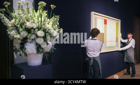London, UK. 17th Oct, 2025. Christie's staff with BEN NICHOLSON, December 1942 - April 1944 (Abstract Painting), 1942-44. Estimate: £800,000-1,200,000. Modern British and Irish Art Evening Sale photocall at Christie's in London. Credit: Imageplotter/Alamy Live News Stockfoto