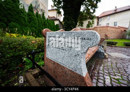 Tarnow, Polen - 10. Oktober 2025: Gedenktafel aus Granit in Tarnow Polen neben einem historischen Innenhof. Stockfoto