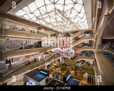 Ginza Six 6 Shopping luxuriöses Einkaufszentrum Atrium mit Yanobe Kenji Ships Katzenkunstwerk Skulptur Stockfoto