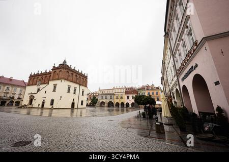 Tarnow, Polen - 10. Oktober 2025: Historischer Platz in Tarnow Polen mit Backsteinbauten und Bögen, Pflastersteinpflaster. Stockfoto