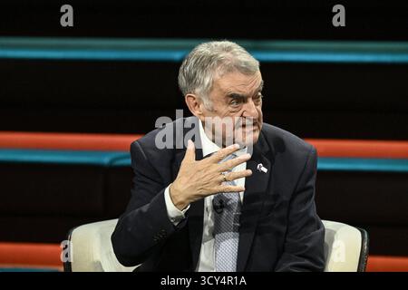 Herbert Reul Politiker 10/25 her Herbert Reul am 2. Oktober 2025 in Markus Lanz , ZDF Aufzeichnung vom 1. Oktober 2025 TV Fernsehen Talkshow Talkshow Deutschland deutsch deutscher Mann CDU Politik NRW Innenminister Landesminister Minister Politiker german quer halb sitzend sprechend gestikuliert *** Herbert Reul Politiker 10 25 Herbert Reul Politiker 10 25 Herbert Reul am 2. Oktober 2025 in Markus Lanz , ZDF Aufnahme vom 1. Oktober 2025 TV Talk Show Talk Show Deutschland Deutscher Mann CDU Politik NRW Innenminister Minister Politiker Deutscher Cross halb sitzend sprechender Gesticulati Stockfoto