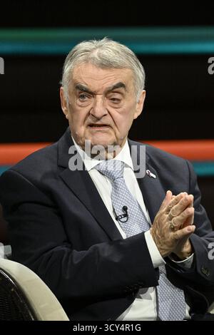 Herbert Reul Politiker 10/25 her Herbert Reul am 2. Oktober 2025 in Markus Lanz , ZDF Aufzeichnung vom 1. Oktober 2025 TV Fernsehen Talkshow Talkshow Deutschland deutsch deutscher Mann CDU Politik NRW Innenminister Landesminister Minister Politiker german hoch halb sitzend sprechend gestikuliert *** Herbert Reul Politiker 10 25 Herbert Reul Politiker 10 25 Herbert Reul am 2. Oktober 2025 in Markus Lanz , ZDF Aufnahme vom 1. Oktober 2025 TV-Talkshow Talkshow Deutschland Deutscher Mann CDU Politik NRW Innenminister Minister Politiker deutscher High halb sitzend sprechender Gesticulatin Stockfoto