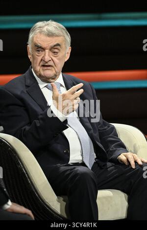 Herbert Reul Politiker 10/25 her Herbert Reul am 2. Oktober 2025 in Markus Lanz , ZDF Aufzeichnung vom 1. Oktober 2025 TV Fernsehen Talkshow Talkshow Deutschland deutsch deutscher Mann CDU Politik NRW Innenminister Landesminister Minister Politiker german hoch halb sitzend sprechend gestikuliert *** Herbert Reul Politiker 10 25 Herbert Reul Politiker 10 25 Herbert Reul am 2. Oktober 2025 in Markus Lanz , ZDF Aufnahme vom 1. Oktober 2025 TV-Talkshow Talkshow Deutschland Deutscher Mann CDU Politik NRW Innenminister Minister Politiker deutscher High halb sitzend sprechender Gesticulatin Stockfoto