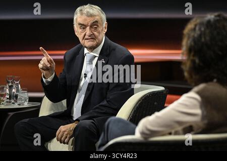 Herbert Reul Politiker 10/25 Herbert Reul mit Ulrike Winkelmann am 2. Oktober 2025 in Markus Lanz , ZDF Aufzeichnung vom 1. Oktober 2025 TV Fernsehen Talkshow Talkshow Deutschland deutsch deutscher Mann CDU Politik NRW Innenminister Landesminister Minister Politiker german quer halb sitzend sprechend gestikuliert *** Herbert Reul Politiker 10 25 Herbert Reul Politiker mit Ulrike Winkelmann am 2. Oktober 2025 in Markus Lanz , ZDF Aufnahme vom 1. Oktober 2025 TV-Talkshow Talkshow Deutschland Deutscher Mann CDU Politik NRW Innenministerin Politiker German cro Stockfoto