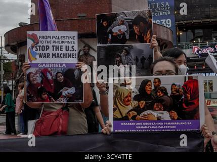 Quezon City, Philippinen. Oktober 2025. Frauen, Künstler und Mitglieder der militanten Gruppe Gabriela demonstrieren während der Palästinensischen Solidaritätsaktion einen solidarischen Protest mit dem palästinensischen Volk. Die Veranstaltung brachte ihre Unterstützung für den Kampf Palästinas für echte Befreiung und dauerhaften Frieden nach dem jüngsten Waffenstillstandssieg des palästinensischen Widerstands zum Ausdruck. (Foto von Eduardo Castro/Pacific Press) Credit: Pacific Press Media Production Corp./Alamy Live News Stockfoto