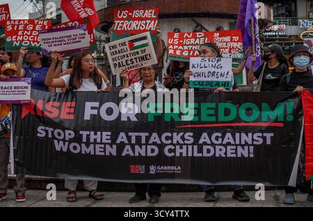 Quezon City, Philippinen. Oktober 2025. Frauen, Künstler und Mitglieder der militanten Gruppe Gabriela demonstrieren während der Palästinensischen Solidaritätsaktion einen solidarischen Protest mit dem palästinensischen Volk. Die Veranstaltung brachte ihre Unterstützung für den Kampf Palästinas für echte Befreiung und dauerhaften Frieden nach dem jüngsten Waffenstillstandssieg des palästinensischen Widerstands zum Ausdruck. (Foto von Eduardo Castro/Pacific Press) Credit: Pacific Press Media Production Corp./Alamy Live News Stockfoto
