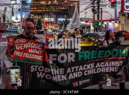 Quezon City, Philippinen. Oktober 2025. Frauen, Künstler und Mitglieder der militanten Gruppe Gabriela demonstrieren während der Palästinensischen Solidaritätsaktion einen solidarischen Protest mit dem palästinensischen Volk. Die Veranstaltung brachte ihre Unterstützung für den Kampf Palästinas für echte Befreiung und dauerhaften Frieden nach dem jüngsten Waffenstillstandssieg des palästinensischen Widerstands zum Ausdruck. (Foto von Eduardo Castro/Pacific Press) Credit: Pacific Press Media Production Corp./Alamy Live News Stockfoto