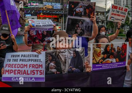 Quezon City, Philippinen. Oktober 2025. Frauen, Künstler und Mitglieder der militanten Gruppe Gabriela demonstrieren während der Palästinensischen Solidaritätsaktion einen solidarischen Protest mit dem palästinensischen Volk. Die Veranstaltung brachte ihre Unterstützung für den Kampf Palästinas für echte Befreiung und dauerhaften Frieden nach dem jüngsten Waffenstillstandssieg des palästinensischen Widerstands zum Ausdruck. (Foto von Eduardo Castro/Pacific Press) Credit: Pacific Press Media Production Corp./Alamy Live News Stockfoto