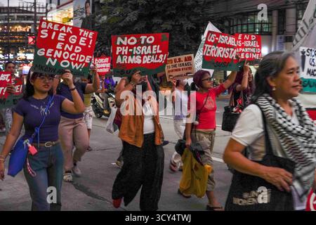 Quezon City, Philippinen. Oktober 2025. Frauen, Künstler und Mitglieder der militanten Gruppe Gabriela demonstrieren während der Palästinensischen Solidaritätsaktion einen solidarischen Protest mit dem palästinensischen Volk. Die Veranstaltung brachte ihre Unterstützung für den Kampf Palästinas für echte Befreiung und dauerhaften Frieden nach dem jüngsten Waffenstillstandssieg des palästinensischen Widerstands zum Ausdruck. (Foto von Eduardo Castro/Pacific Press) Credit: Pacific Press Media Production Corp./Alamy Live News Stockfoto