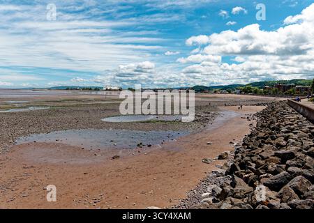 Minehead, Somerset, England, Großbritannien - 28. Mai 2025: Blick auf den Strand von Minehead in Somerset, England mit Blick nach Osten auf die Stadt Minehead Stockfoto