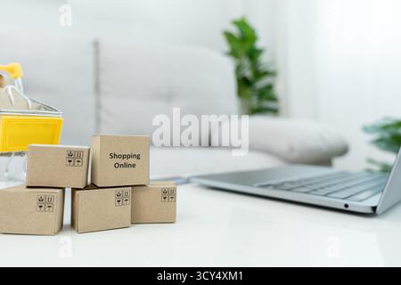 Online-Shopping zu Hause, zu Hause bleiben, Technologie, elektronischer Geschäftsverkehr, Internet, Marktplatz, digital; Kredit; elektronisch; Online-Bereitstellung; Unternehmen, Stockfoto
