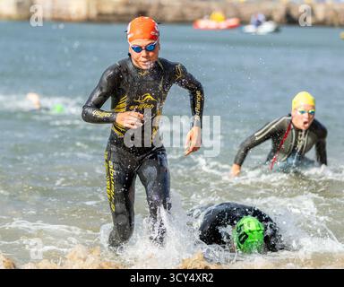 Wollongong, Nsw, Australien. Oktober 2025. Die Teilnehmer verlassen das Wasser am Ende der Schwimmstrecke des Junior Women's Race. (Kreditbild: © Stephane Thomas/ZUMA Press Wire) NUR REDAKTIONELLE VERWENDUNG! Nicht für kommerzielle ZWECKE! Stockfoto