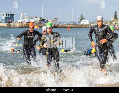 Wollongong, Nsw, Australien. Oktober 2025. Die Teilnehmer verlassen das Wasser am Ende der Schwimmstrecke des Junior Women's Race. (Kreditbild: © Stephane Thomas/ZUMA Press Wire) NUR REDAKTIONELLE VERWENDUNG! Nicht für kommerzielle ZWECKE! Stockfoto