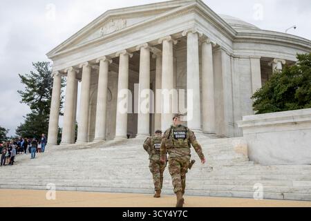 Während einer Präsenzpatrouille in Washington, D.C., laufen Soldaten der South Carolina Army National Guard am 13. Oktober 2025 in Richtung Thomas Jefferson Memorial. Etwa 2.400 Mitglieder der Nationalgarde unterstützen die sichere und schöne Mission von D.C., um sichtbare Sicherheit zu gewährleisten, Kriminalität abzuschrecken und die Zusammenarbeit mit lokalen Behörden in der Hauptstadt zu stärken. (Foto der Nationalgarde der US-Armee von Sgt. Jalen Miller) Stockfoto