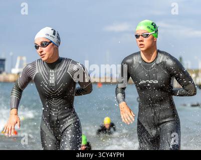 Wollongong, Nsw, Australien. Oktober 2025. Die Teilnehmer verlassen das Wasser am Ende der Schwimmstrecke des Junior Women's Race. (Kreditbild: © Stephane Thomas/ZUMA Press Wire) NUR REDAKTIONELLE VERWENDUNG! Nicht für kommerzielle ZWECKE! Stockfoto