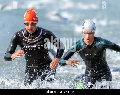 Wollongong, Nsw, Australien. Oktober 2025. Die Teilnehmer verlassen das Wasser am Ende der Schwimmstrecke des Junior Women's Race. (Kreditbild: © Stephane Thomas/ZUMA Press Wire) NUR REDAKTIONELLE VERWENDUNG! Nicht für kommerzielle ZWECKE! Stockfoto