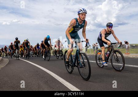 Wollongong, Nsw, Australien. Oktober 2025. ZAHN SPIES of Australia führt das Hauptradpaket während der Radstrecke des Junior Men's Race an. (Kreditbild: © Stephane Thomas/ZUMA Press Wire) NUR REDAKTIONELLE VERWENDUNG! Nicht für kommerzielle ZWECKE! Stockfoto