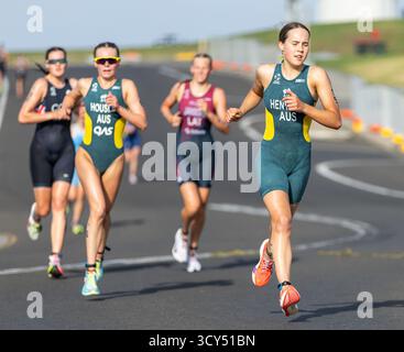 Wollongong, Nsw, Australien. Oktober 2025. AVA HENVILLE aus Australien führt während der Laufstrecke des Junior Women's Race ein Rudel an. (Kreditbild: © Stephane Thomas/ZUMA Press Wire) NUR REDAKTIONELLE VERWENDUNG! Nicht für kommerzielle ZWECKE! Stockfoto