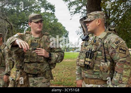 John Grant, links, mit dem 4. Bataillon, 118. Infanterieregiment, South Carolina National Guard, beschreitet einen Soldaten der Georgia Army National Guard nach einem Patrouillenwechsel in Washington, D.C., 13. Oktober 2025. Die Mission D.C. Safe and Beautiful ist ein Beispiel für die interinstitutionelle Koordination und Bereitschaft zwischen den Einheiten der Nationalgarde, die lokale öffentliche Sicherheitseinsätze unterstützen. (Foto der Nationalgarde der US-Armee von Sgt. Jalen Miller) Stockfoto