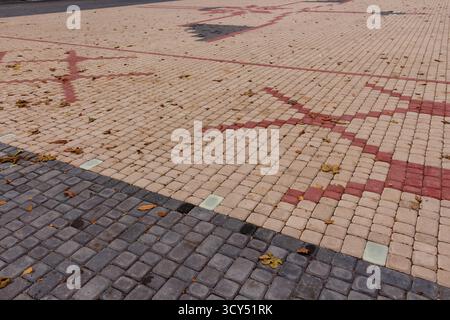 Ein Muster aus roten und gelben Pflasterplatten ist auf dem Victory Square angelegt Stockfoto