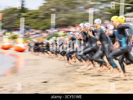 Wollongong, Nsw, Australien. Oktober 2025. Die Teilnehmer laufen zu Beginn des Juniorenrennens auf das Wasser. (Kreditbild: © Stephane Thomas/ZUMA Press Wire) NUR REDAKTIONELLE VERWENDUNG! Nicht für kommerzielle ZWECKE! Stockfoto