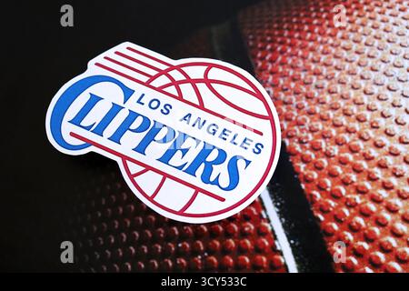 KIEW, UKRAINE - 23. FEBRUAR 2025 das Abzeichen des Basketballteams Los Angeles Clippers liegt auf einem Basketballbanner Stockfoto