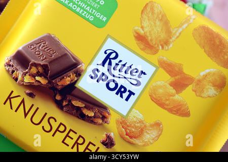 KIEW, UKRAINE - 19. APRIL 2025 Ritter Sport Logo auf Schokoladenriegel aus nächster Nähe Stockfoto