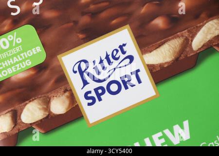 KIEW, UKRAINE - 19. APRIL 2025 Ritter Sport Logo auf Schokoladenriegel aus nächster Nähe Stockfoto