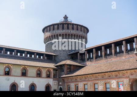 Italien, Mailand - 17. Juli 2025: Schloss Sforza in Mailand. Alte italienische Architektur. Tower Fort Gebäude. Altes Festhaus mit Mauerfassade Stockfoto
