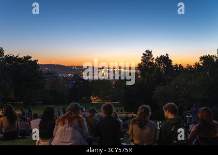 Prag, Tschechische Republik - 10.17.2025: Die Stadt Prag bei Nacht/Sonnenuntergang von Riegrovy Sady Stockfoto