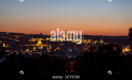 Prag, Tschechische Republik - 10.17.2025: Die Stadt Prag bei Nacht/Sonnenuntergang von Riegrovy Sady Stockfoto