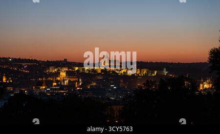 Prag, Tschechische Republik - 10.17.2025: Die Stadt Prag bei Nacht/Sonnenuntergang von Riegrovy Sady Stockfoto