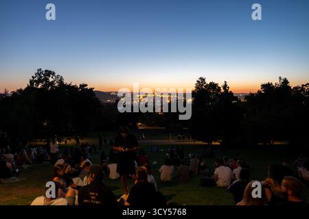 Prag, Tschechische Republik - 10.17.2025: Die Stadt Prag bei Nacht/Sonnenuntergang von Riegrovy Sady Stockfoto
