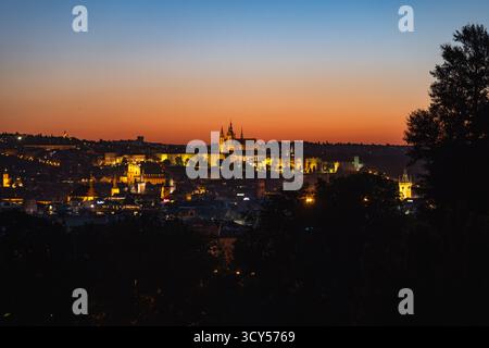 Prag, Tschechische Republik - 10.17.2025: Die Stadt Prag bei Nacht/Sonnenuntergang von Riegrovy Sady Stockfoto