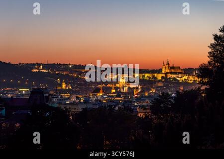 Prag, Tschechische Republik - 10.17.2025: Die Stadt Prag bei Nacht/Sonnenuntergang von Riegrovy Sady Stockfoto