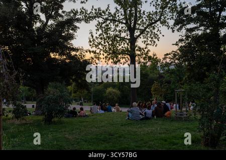 Prag, Tschechische Republik - 10.17.2025: Die Stadt Prag bei Nacht/Sonnenuntergang von Riegrovy Sady Stockfoto