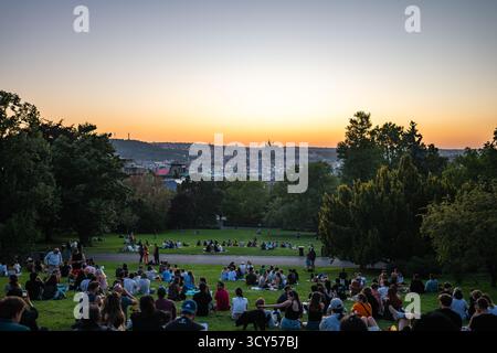 Prag, Tschechische Republik - 10.17.2025: Die Stadt Prag bei Nacht/Sonnenuntergang von Riegrovy Sady Stockfoto